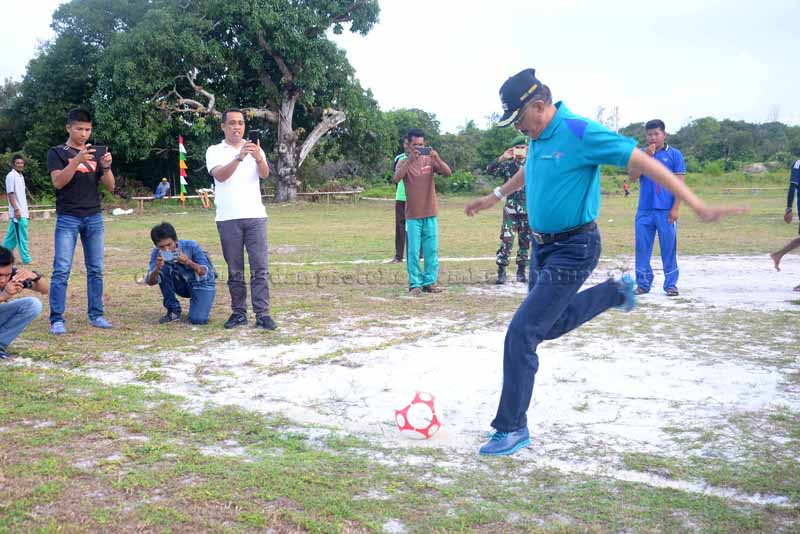 You are currently viewing Open Turnamen Dalam Rangka Hari Ulang Tahun Desa Teluk Buton Kecamatan Bunguran Utara Tahun 2017