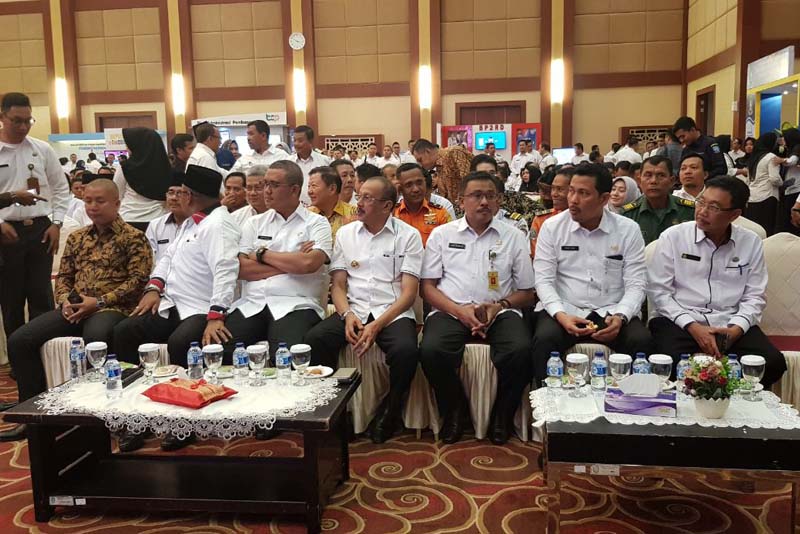 You are currently viewing Penyerahan Dokumen Pelaksanaan Anggaran Tahun 2018 dan Launching E-Government Provinsi Kepri oleh Menteri Pendayagunaan Aparatur Negara dan Reformasi Birokrasi RI