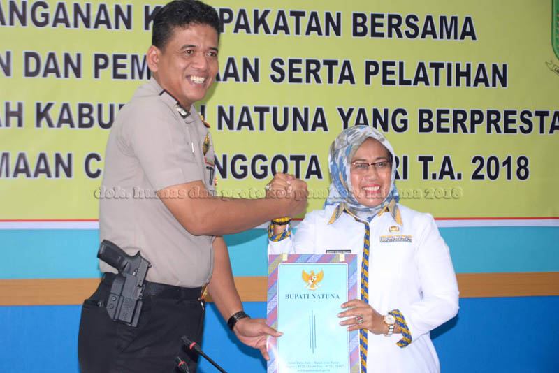 You are currently viewing Penandatanganan MoU Penelusuran dan Pembinaan serta Pelatihan Putra – Putri Daerah Kabupaten Natuna yang Berprestasi dalam Pembinaan Calon Anggota Polri Tahun 2018