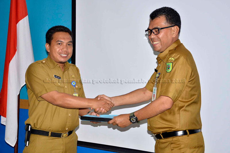 You are currently viewing Sekretaris Daerah Menyerahkan DPA Kabupaten Natuna Tahun 2018