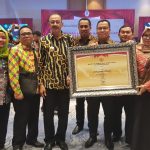 Bupati Natuna Terima Penghargaan Hasil Evaluasi LAKIP Tahun 2017 dengan nilai BB