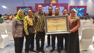 Read more about the article Bupati Natuna Terima Penghargaan Hasil Evaluasi LAKIP Tahun 2017 dengan nilai BB