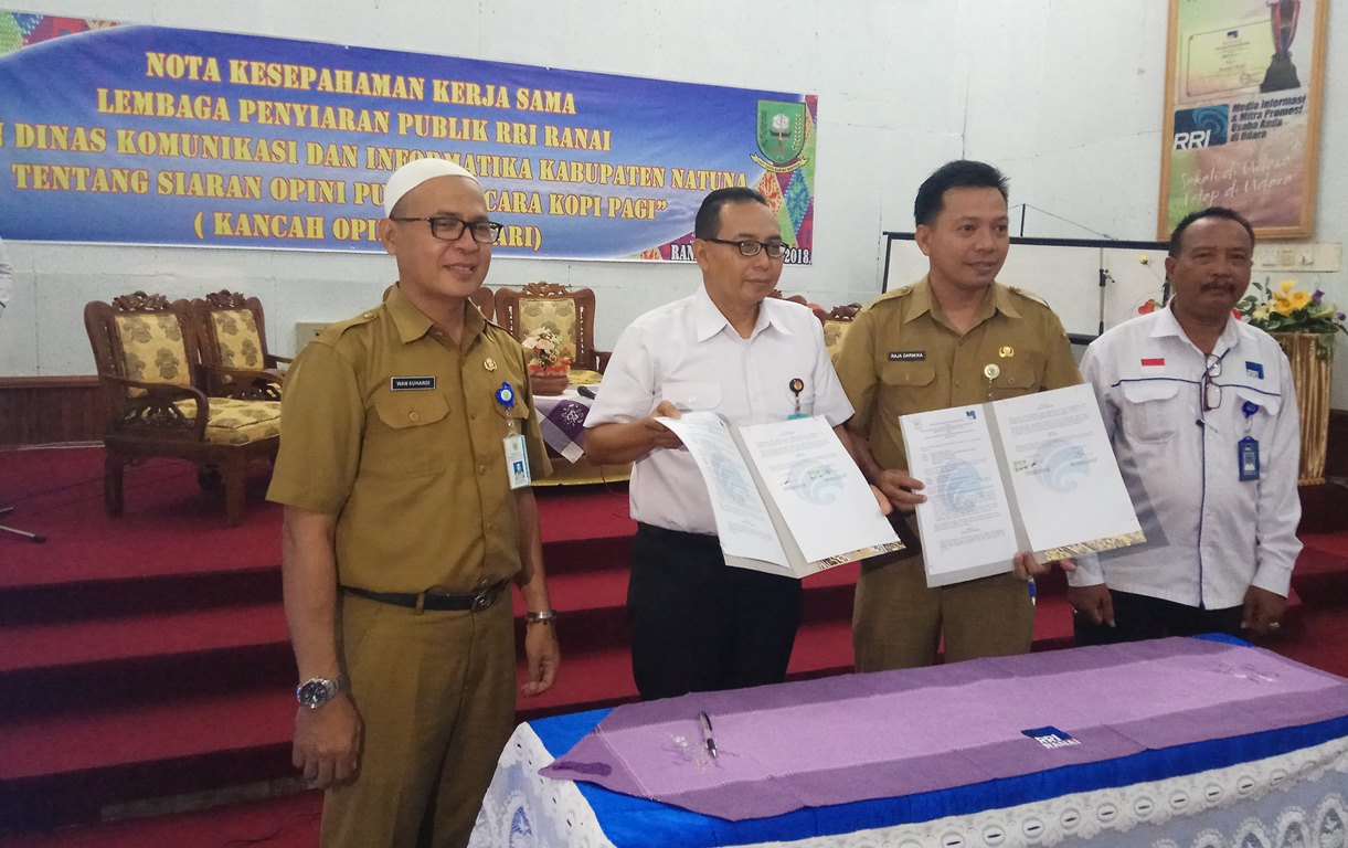 You are currently viewing Perjanjian Kerjasama Dinas Kominfo Dengan RRI Ranai Dalam Acara Kopi Pagi (Kancah Opini Pagi Hari)