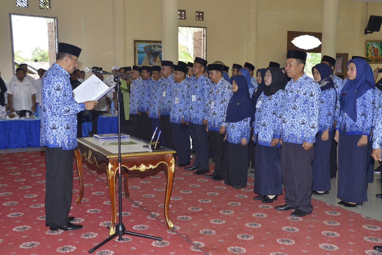 You are currently viewing Bupati Natuna Mutasi Pejabat Daerah “Ambisi Jabatan Harus dihilangkan karena Hambat Produktivitas Kinerja”
