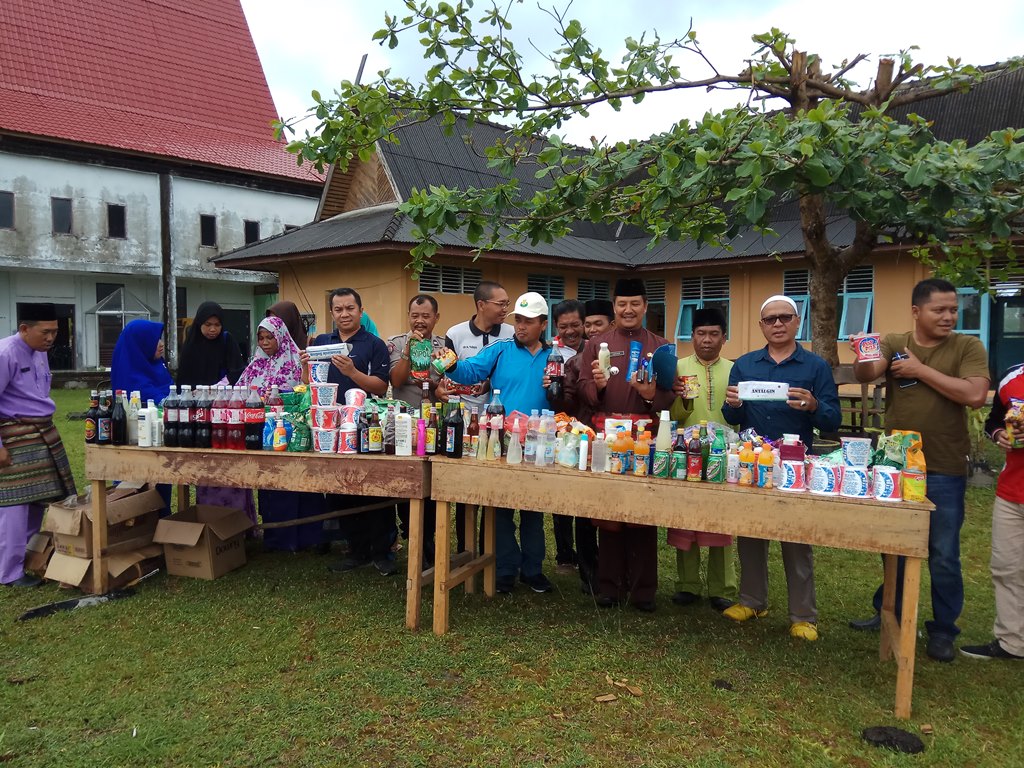 You are currently viewing Kecamatan Bunguran Utara Musnahkan 1364 Barang Tidak Layak Edar