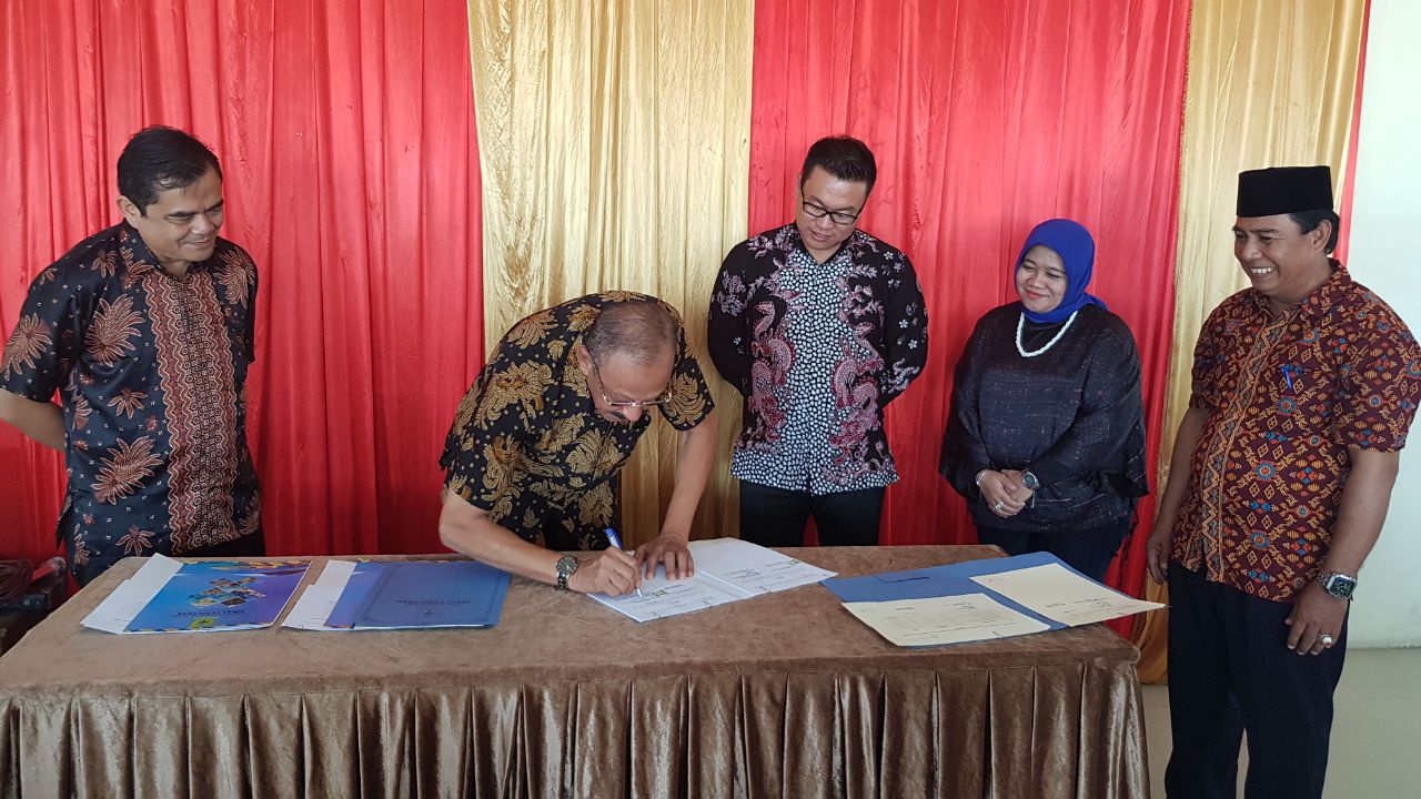 You are currently viewing Bupati Natuna Tandatangani Kerjasama dengan Perum Perikanan Nasional