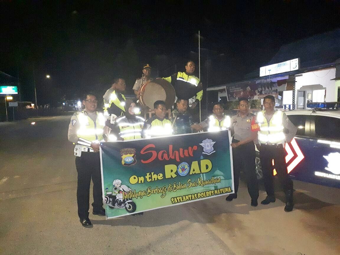 You are currently viewing Satlantas Polres Natuna Bagi Nasi Kotak Pada Sahur On the Road