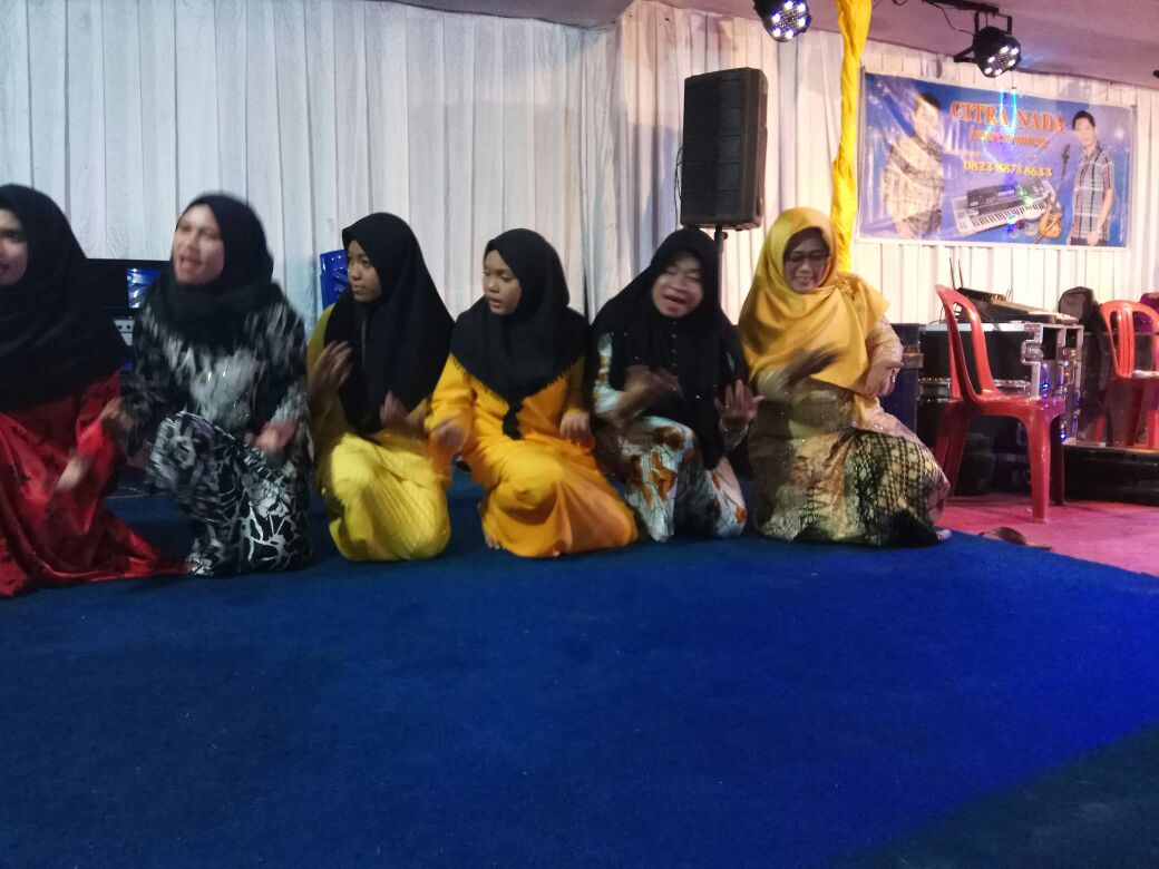 You are currently viewing Ngesti Ikut Menari Tradisional Di Malam Resepsi Pernikahan Anaknya