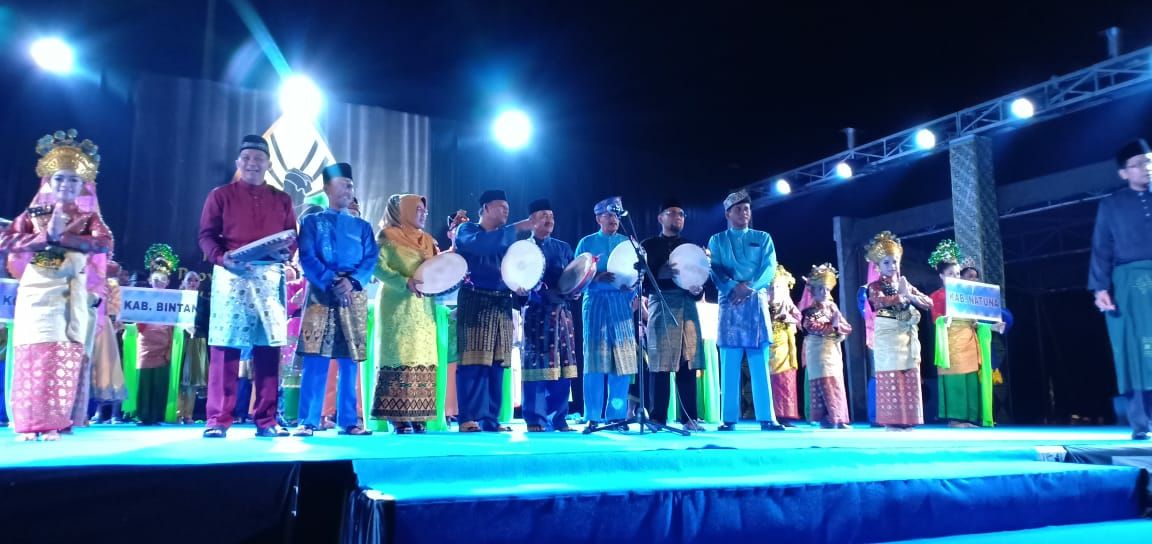 You are currently viewing Kompang Dipukul, Parade Tari Daerah Provinsi Kepri Resmi Dibuka