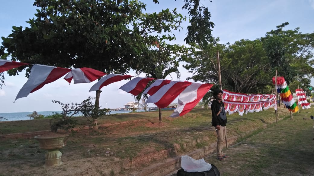 You are currently viewing Jauh-jauh Dari Bandung, Pedagang Musiman Ini Turut Meriahkan Hari Kemerdekaan di Natuna