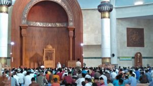 Read more about the article Tunaikan Shalat Id Masyarakat Padati Mesjid Agung