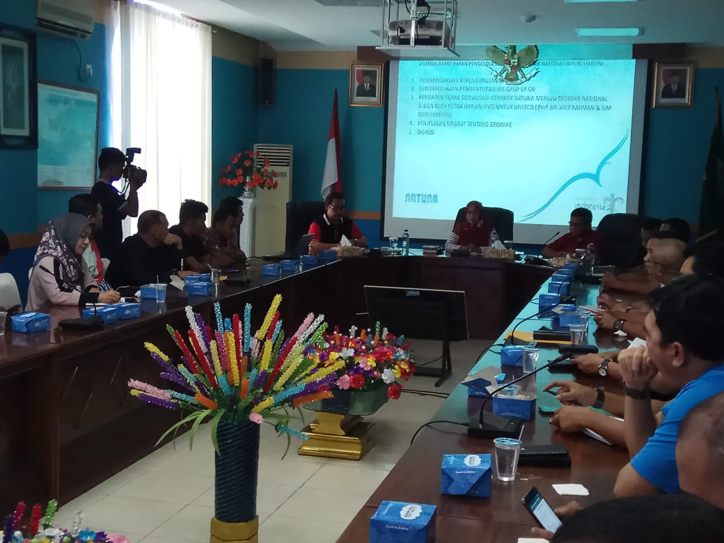 You are currently viewing Rapat Koordinasi Persiapan Sosialisasi Geopark Natuna Menuju Geopark Nasional Oleh Ketua Harian KNGI untuk UNESCO