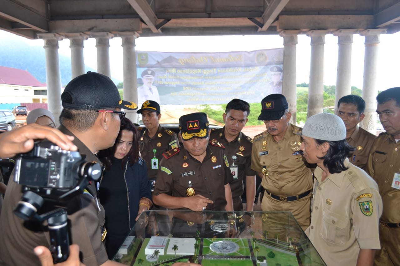 You are currently viewing Kajati Kepri tinjau Pembangunan Gedung Daerah Kabupaten Natuna Tahap I