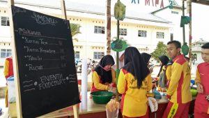 Read more about the article Inovatif, Siswa Smansa Kreasikan Makanan Khas Natuna Pada Acara Market Day