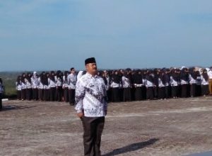 Read more about the article Ratusan Guru Penuhi Halaman Kantor Bupati Natuna Memperingati Hari Guru Nasional dan HUT PGRI ke 73