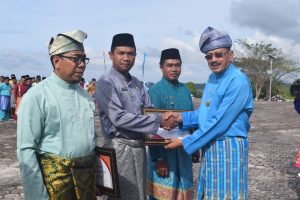 Read more about the article Bupati Natuna Serahkan Bantuan Untuk Pelaku  Industri Rumahan
