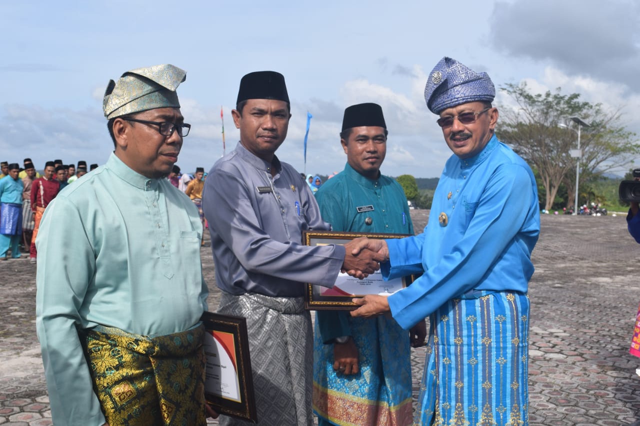 You are currently viewing Bupati Natuna Serahkan Bantuan Untuk Pelaku  Industri Rumahan