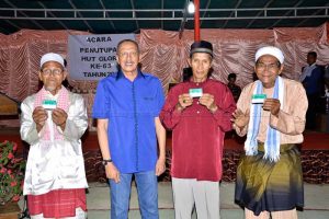 Read more about the article Tutup HUT Glora ke-63 di Bunguran Utara, Bupati Ungkap Kesedihan atas Kondisi Jalan Penghubung