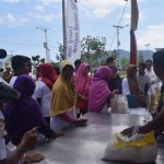 Warga Serbu Bazar Sembako Murah