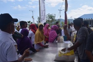 Read more about the article Warga Serbu Bazar Sembako Murah