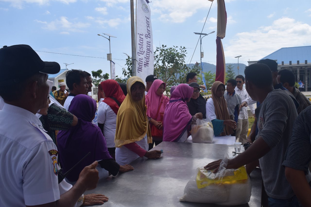 You are currently viewing Warga Serbu Bazar Sembako Murah