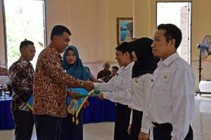 Read more about the article Sekda Natuna Serahkan SK CPNS Formasi Umum T.A. 2018