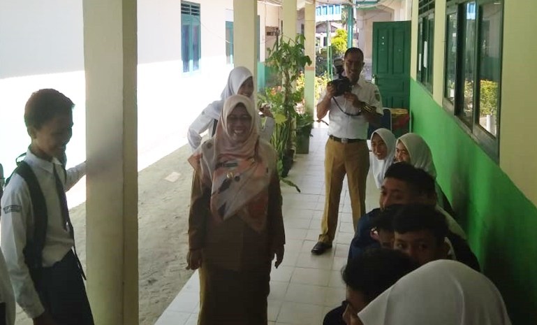 You are currently viewing Wakil Bupati Natuna Pantau UNBK Di SMPN 01 Ranai