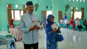 Read more about the article Bersama Sang Istri, Bupati Natuna Gunakan Hak Suaranya di TPS 17 Ranai