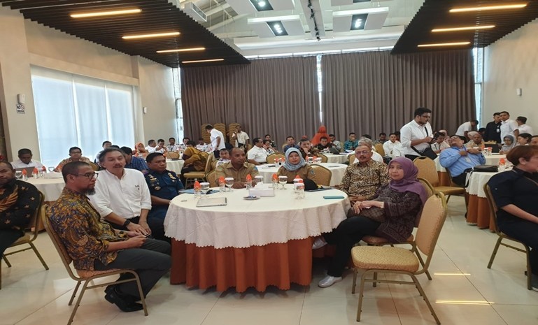 You are currently viewing Bupati Natuna Hadiri Rapat Evaluasi Tol Laut Dan Udara Di Makassar