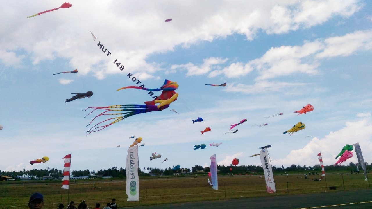 You are currently viewing Aneka Warna Layang-Layang Hiasi Angkasa Bandara Raden Sajad