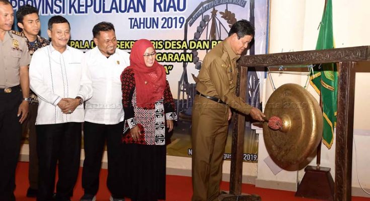 You are currently viewing Plt. Gubernur Kepri Buka Rapat Kerja Pemerintah Desa di Kabupaten Natuna