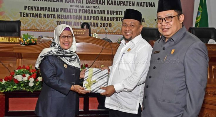 You are currently viewing Rapat Paripurna Penyampaian Nota Keuangan RAPBD 2020, Wakil Bupati Natuna sampaikan Estimasi APBD Natuna 2020, 1,21 Triliun