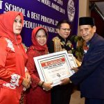 Keaktifan Hj.Nurhayati Hamid Rizal Dalam Pembangunan, Antarkan Reward Ketangannya