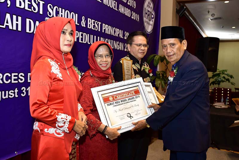 You are currently viewing Keaktifan Hj.Nurhayati Hamid Rizal Dalam Pembangunan, Antarkan Reward Ketangannya