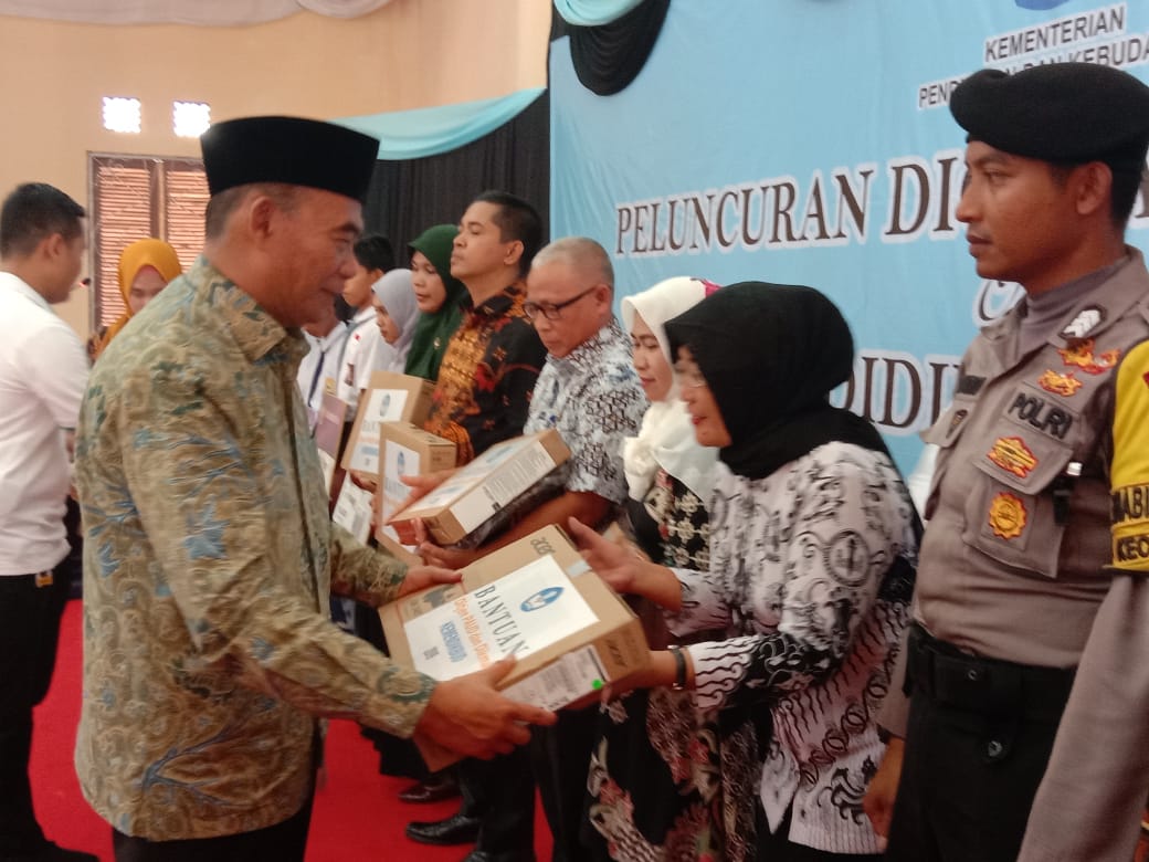 You are currently viewing Kemendikbud RI Serahkan Beberapa Bantuan Kepada Siswa dan Sekolah diKabupaten Natuna