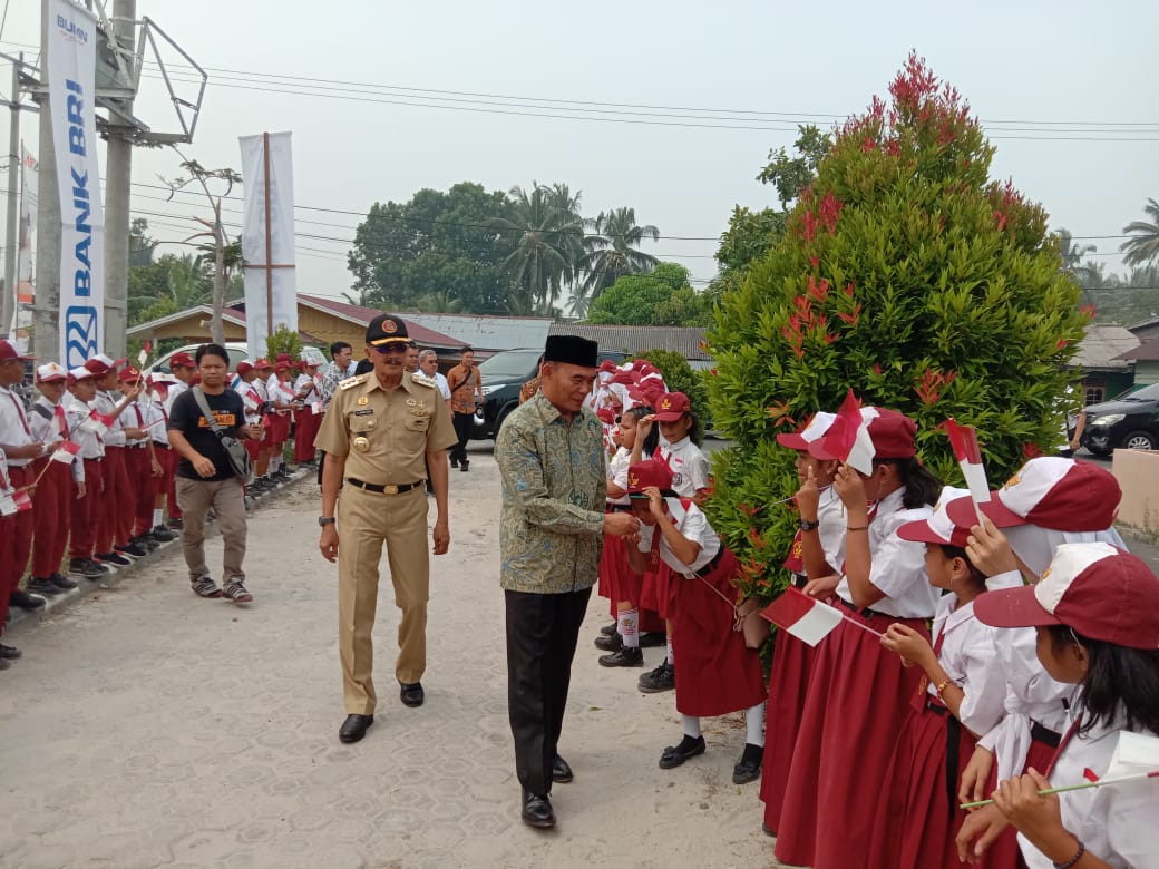 You are currently viewing Ribuan Siswa Kabupaten Natuna Sambut Kedatangan Mendikbud RI
