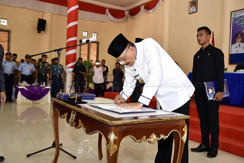 You are currently viewing Bupati Kembali Lantik Pejabat Eselon di Lingkungan Pemkab Natuna