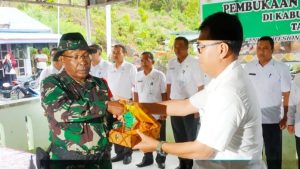 Read more about the article Sekda Natuna Buka Kegiatan Karya Bakti TNI 2019 Di Tanjung Batang