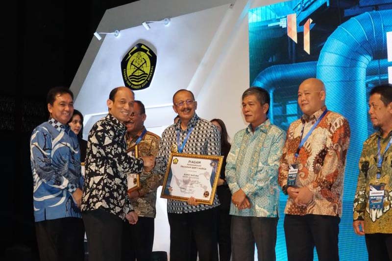 You are currently viewing Bupati Natuna Terima Penghargaan dari BPH Migas, karena Sukses Terapkan BBM Satu Harga