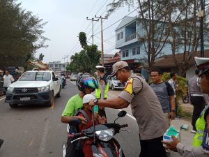 Read more about the article Prihatin Kabut Asap, Polres Natuna Turun Ke Jalan