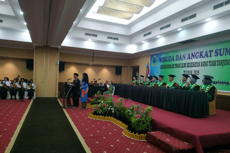 You are currently viewing Bupati Natuna Hadiri Wisuda dan Angkat Sumpah Lulusan STIKES Hang Tuah Tanjungpinang