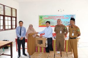 Read more about the article Bank Riau Kepri Bagikan 20 Komputer untuk SMP 2 Bunguran Timur