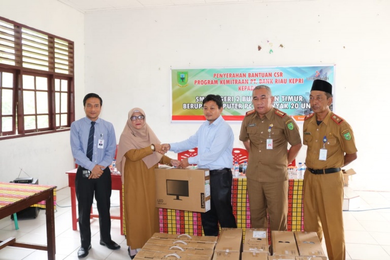 You are currently viewing Bank Riau Kepri Bagikan 20 Komputer untuk SMP 2 Bunguran Timur