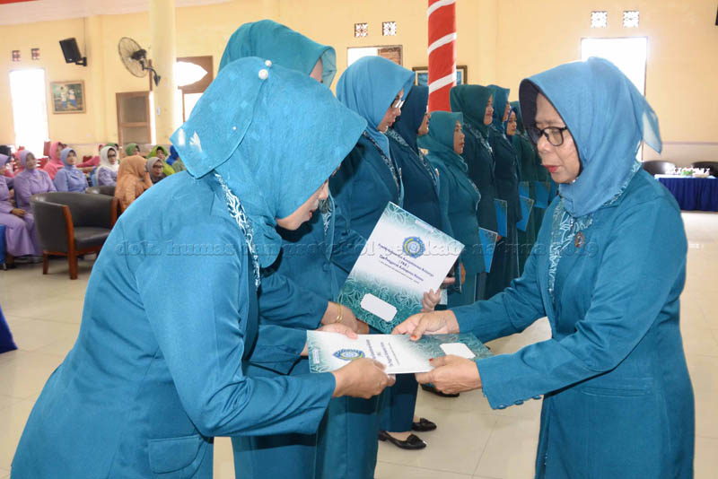 You are currently viewing Hj. Nurhayati Hamid Rizal Lantik 11 Ketua TP PKK Kecamatan di Kabupaten Natuna