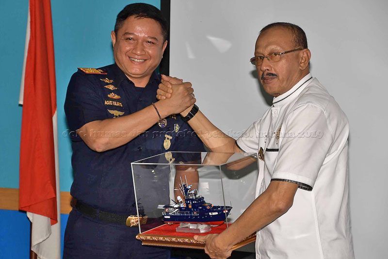 You are currently viewing Bupati Natuna Gelar Rapat Koordinasi dengan Pihak Kantor Bea Cukai Wilayah Kepri