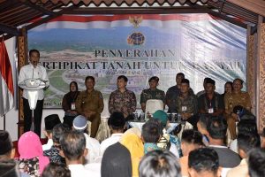 Read more about the article Presiden RI Joko Widodo Bagikan Sertifikat Tanah Gratis untuk Masyarakat Natuna