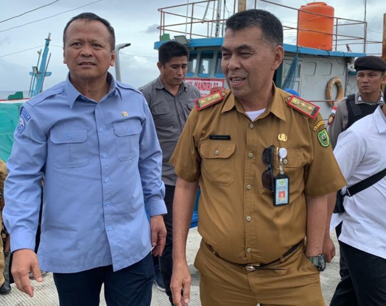 You are currently viewing Tinjau Pelabuhan SKPT Selat Lampa, Menteri KP Dialog Bersama Nelayan