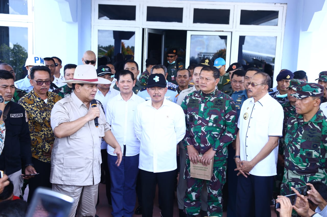 You are currently viewing Santai, Menhan Prabowo Berkunjung ke Natuna Tanpa Masker