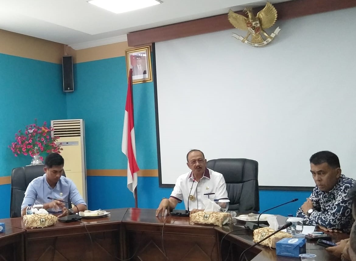 You are currently viewing Upaya Bupati Redamkan Kecemasan Masyarakat Natuna