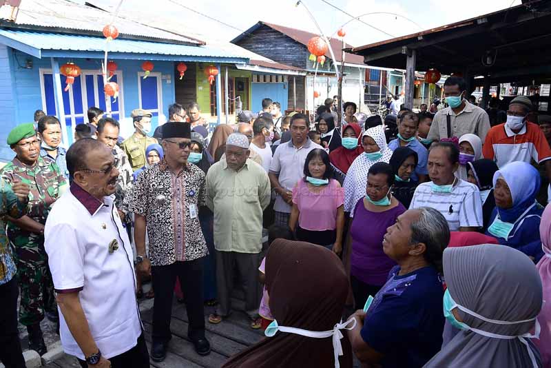 You are currently viewing Temui Warga Penagi, Bupati Natuna Minta Masyarakat Tidak Lagi Khawatir Soal Virus Corona